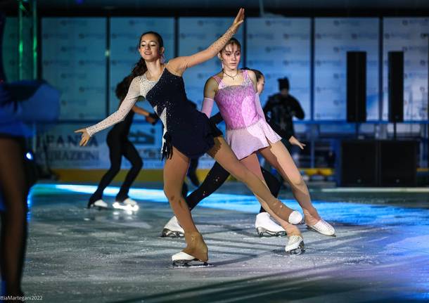 Luci, colori e spettacolo per l'inaugurazione dell'Acinque Ice Arena di Varese