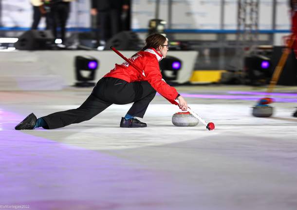 Luci, colori e spettacolo per l'inaugurazione dell'Acinque Ice Arena di Varese