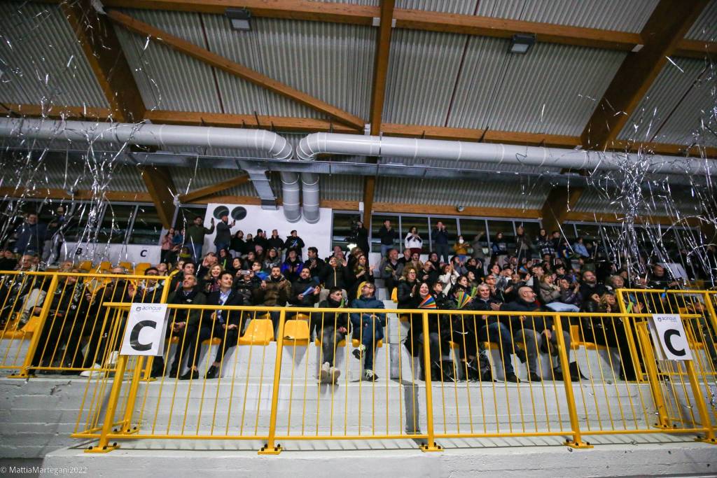 Luci, colori e spettacolo per l'inaugurazione dell'Acinque Ice Arena di Varese