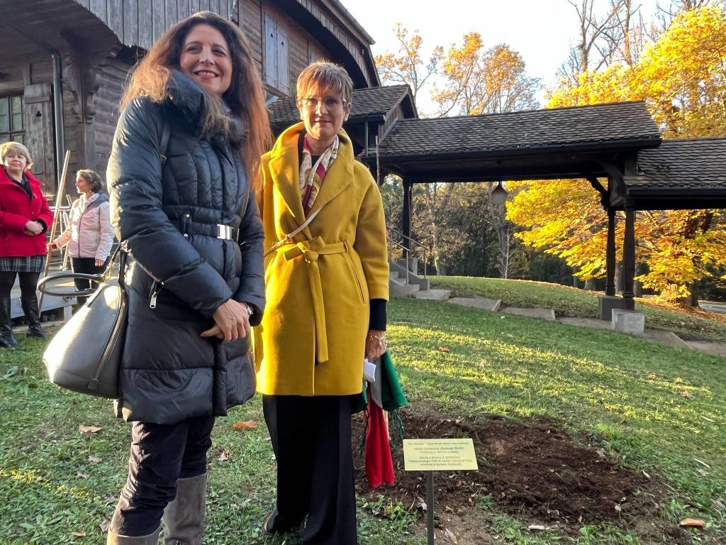 messa a dimora di un albero di varietà antica dedicato a Barbara Gallavotti