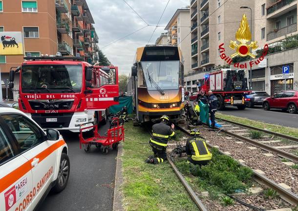 Milano, ragazzo investito a Milano da un tram