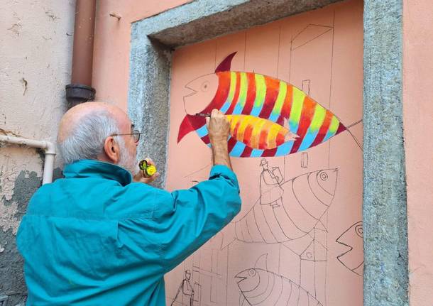 Pesci d’autore in via Garibaldi a Cazzago Brabbia