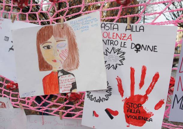 Oltre 200 studenti in piazza a Saronno per la Giornata internazionale contro la violenza sulle donne