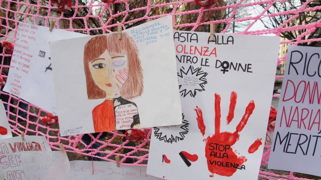 Oltre 200 studenti in piazza a Saronno per la Giornata internazionale contro la violenza sulle donne