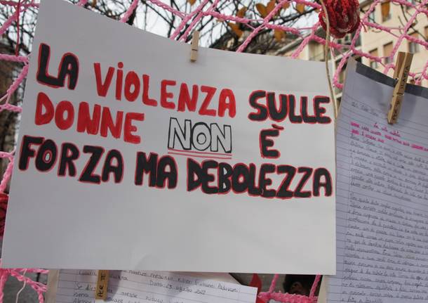 Oltre 200 studenti in piazza a Saronno per la Giornata internazionale contro la violenza sulle donne