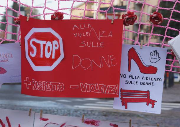 Oltre 200 studenti in piazza a Saronno per la Giornata internazionale contro la violenza sulle donne