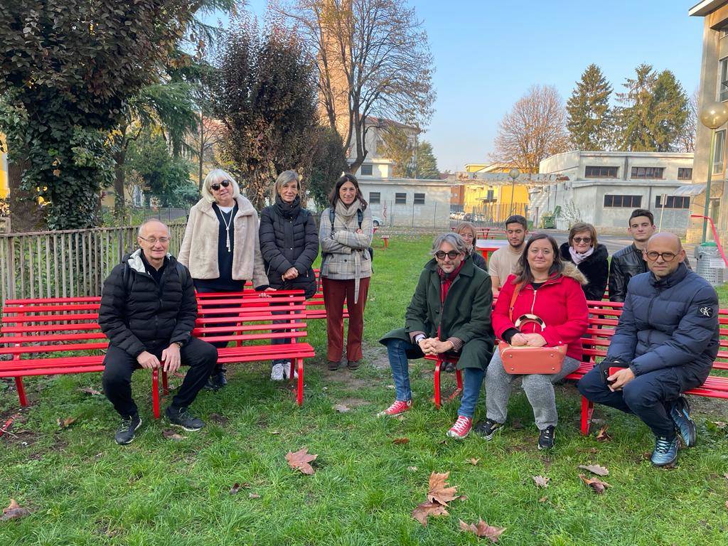 Panchine rosse al Cavalleri di Parabiago