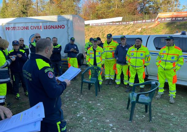 Protezione civile di Legnano impegnata in un corso di guida di veicoli 4x4