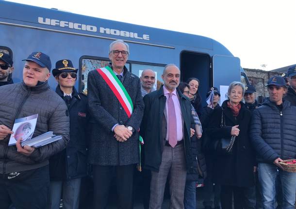 Questura e istituzioni in piazza a Saronno contro la violenza di genere