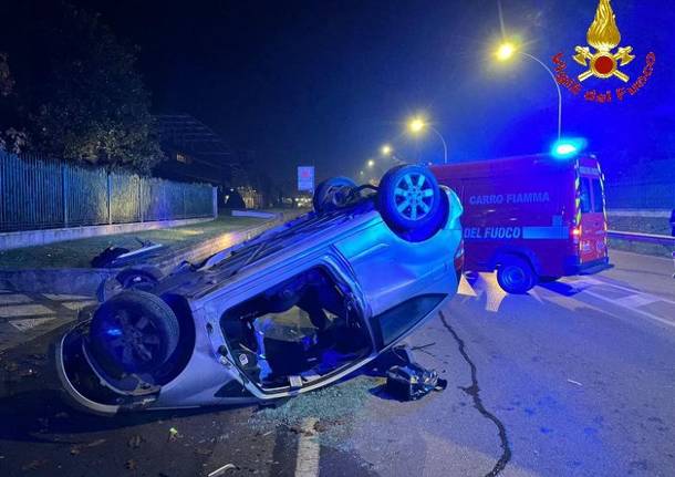 Si ribalta con l’auto e rimane incastrato dentro. Soccorso un uomo di 34 anni