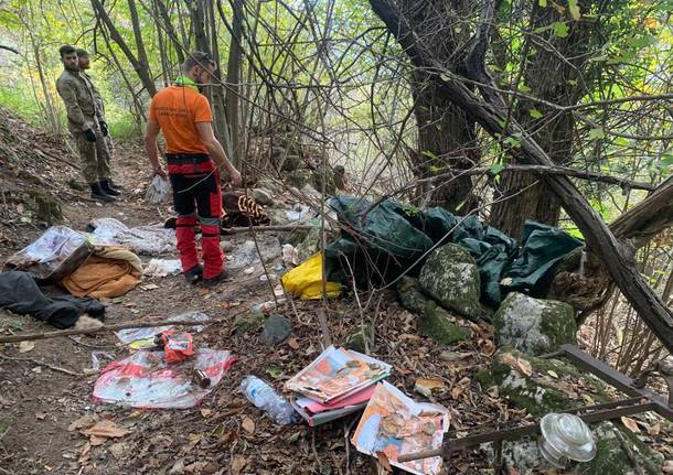 Spaccio nei boschi, smantellati tre bivacchi tra Casalzuigno, Arcumeggia e Cuveglio