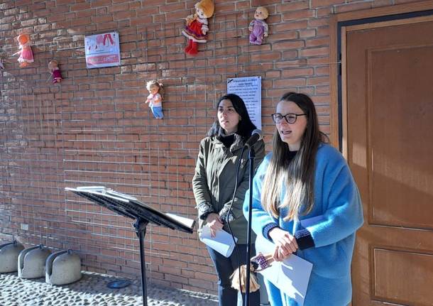 Taglio del nastro per il nuovo "muro delle bambole" contro la violenza sulle donne a Nerviano