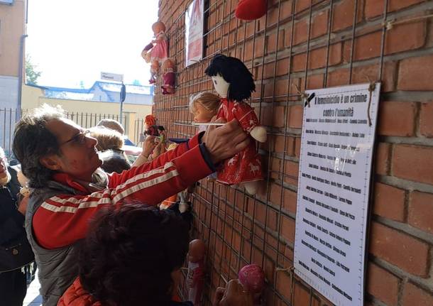 Taglio del nastro per il nuovo "muro delle bambole" contro la violenza sulle donne a Nerviano