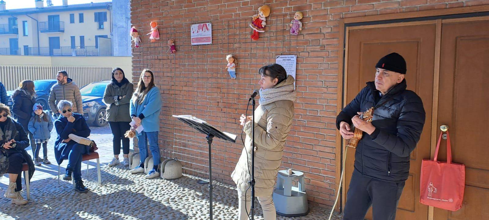 Taglio del nastro per il nuovo "muro delle bambole" contro la violenza sulle donne a Nerviano