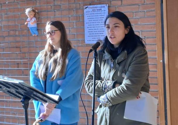 Taglio del nastro per il nuovo “muro delle bambole” contro la violenza sulle donne a Nerviano