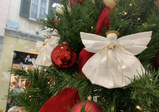 Un albero di Natale decorato con le mascherine riciclate