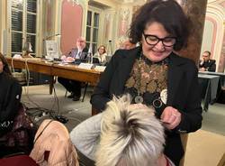 Una ciocca di solidarietà in consiglio comunale a Varese