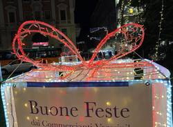 Varese - L'albero di Natale e le bancarelle in piazza