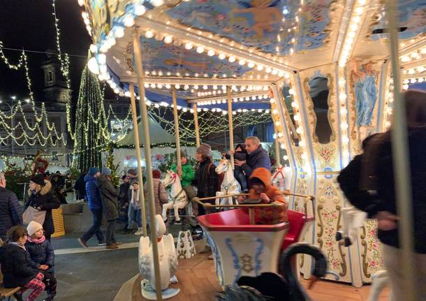 Varese - L'albero di Natale e le bancarelle in piazza