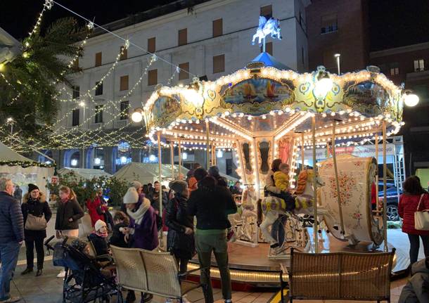 A Varese si accendono le luci dell’albero di Natale