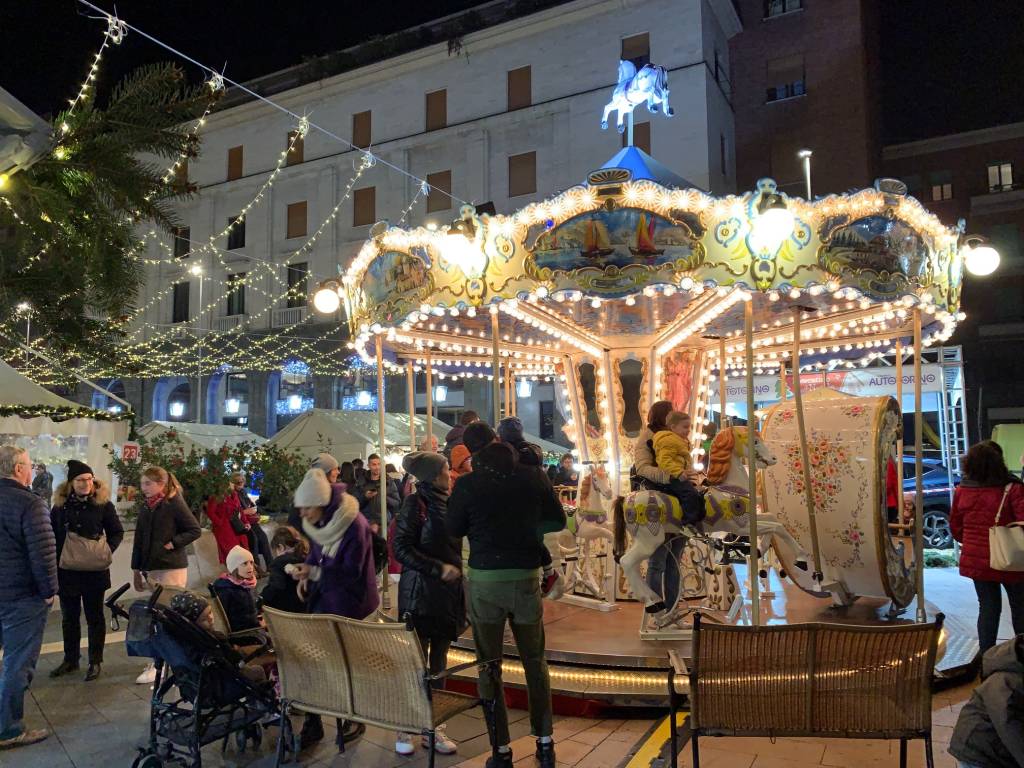 Varese - L'albero di Natale e le bancarelle in piazza