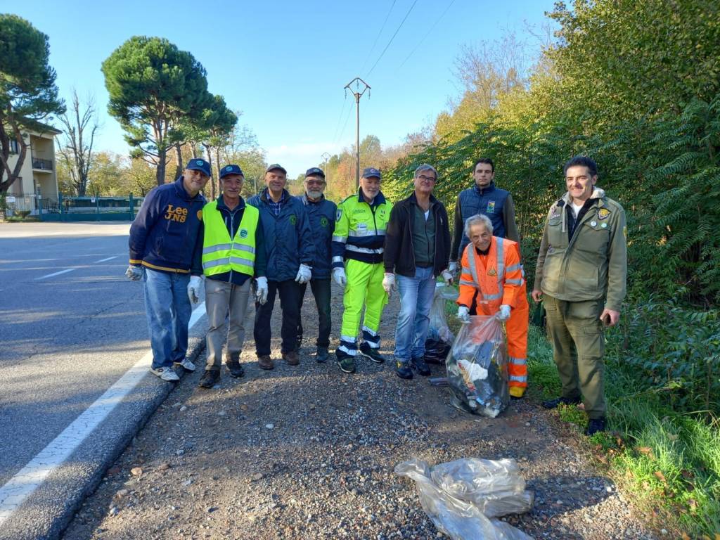 Volontari all'opera per pulire i boschi di Cislago: riempito un container carico di rifiuti