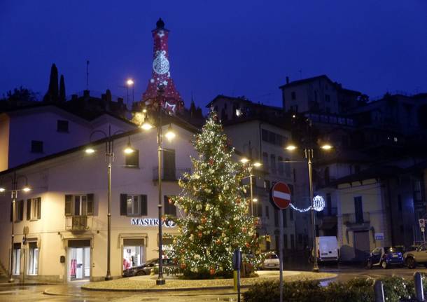 Albero, decorazioni e faro illuminato: Besozzo “brilla” per Natale