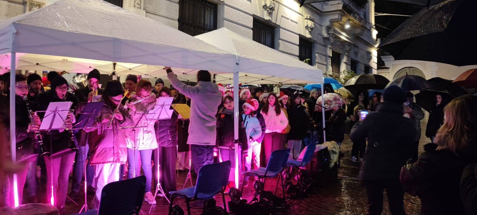 A Gallarate si accendono le luminarie e l'albero di Natale
