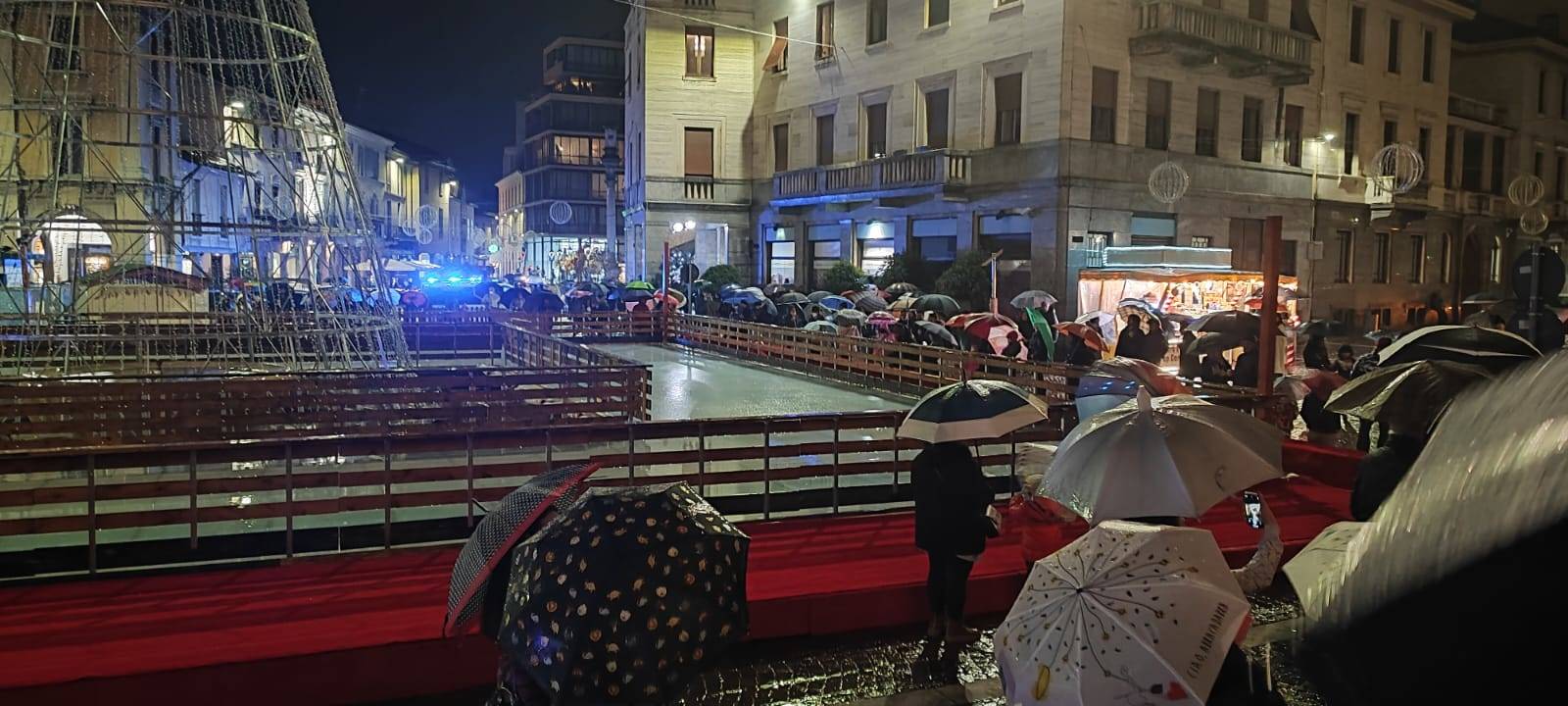 A Gallarate si accendono le luminarie e l'albero di Natale