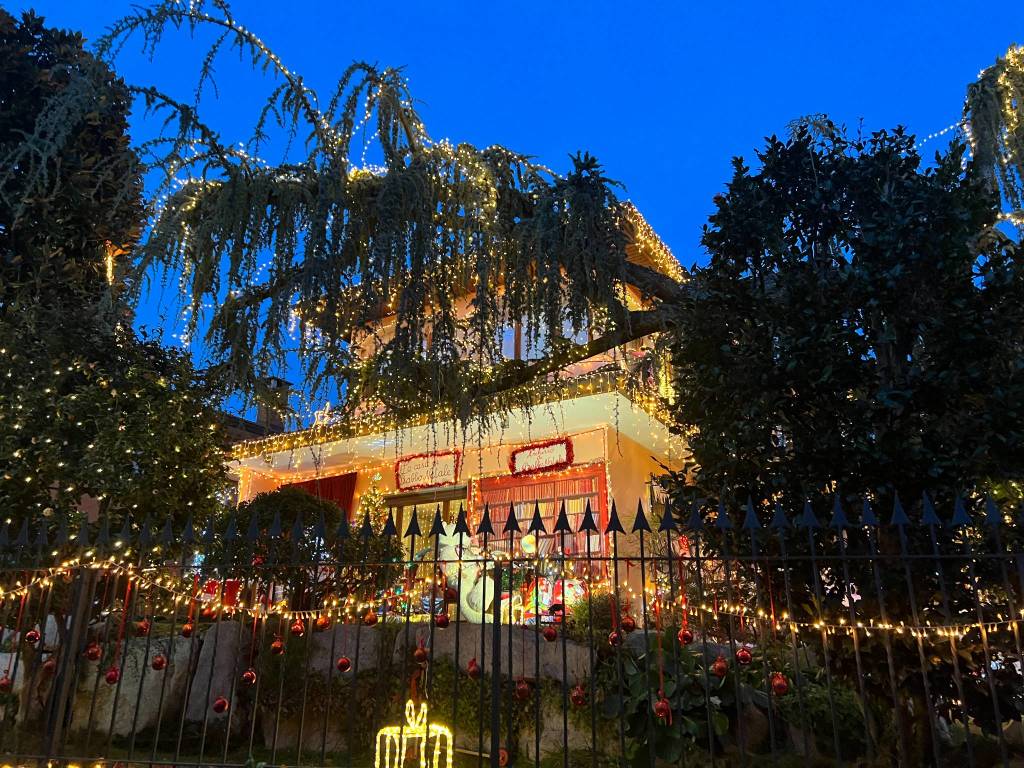 A Ispra la casa di Babbo Natale con un allestimento di luci e addobbi
