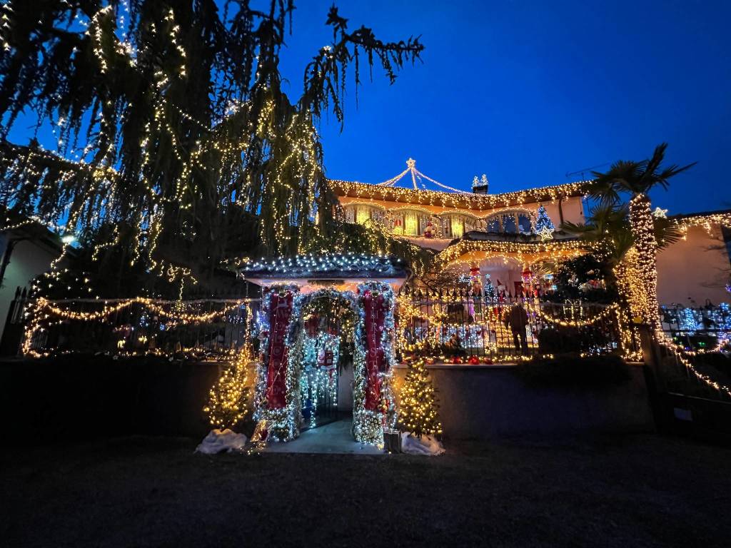 A Ispra la casa di Babbo Natale con un allestimento di luci e addobbi