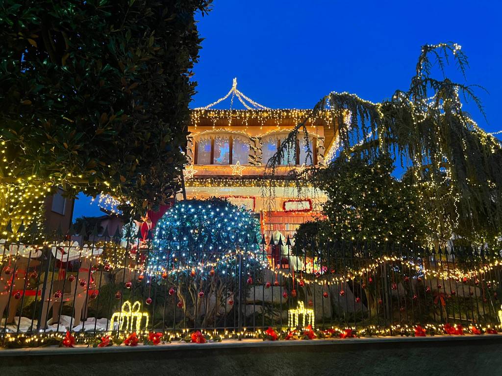 A Ispra la casa di Babbo Natale con un allestimento di luci e addobbi