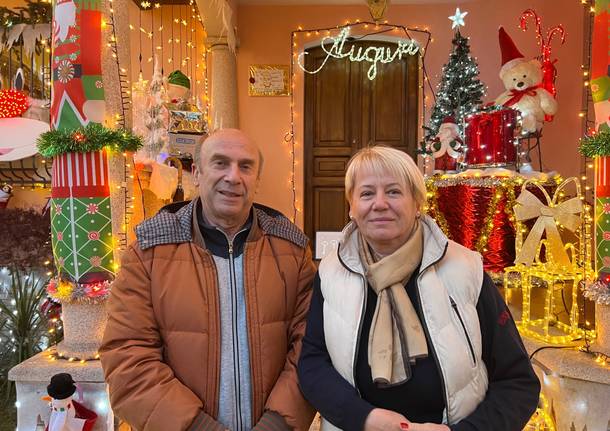 A Ispra la casa di Babbo Natale con un allestimento di luci e addobbi