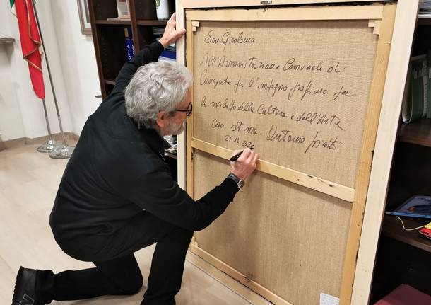 Antonio Spirito dona un suo quadro al Comune di Canegrate 