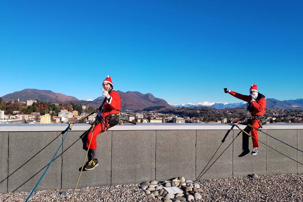 Babbi Natale acrobatici - Ponte del Sorriso - Natale 2022