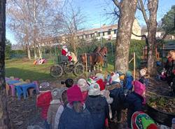 Babbo Natale arriva in carrozza all'asilo di Lissago