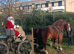 Babbo Natale arriva in carrozza all'asilo di Lissago