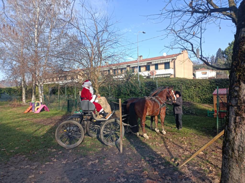 Babbo Natale arriva in carrozza all'asilo di Lissago