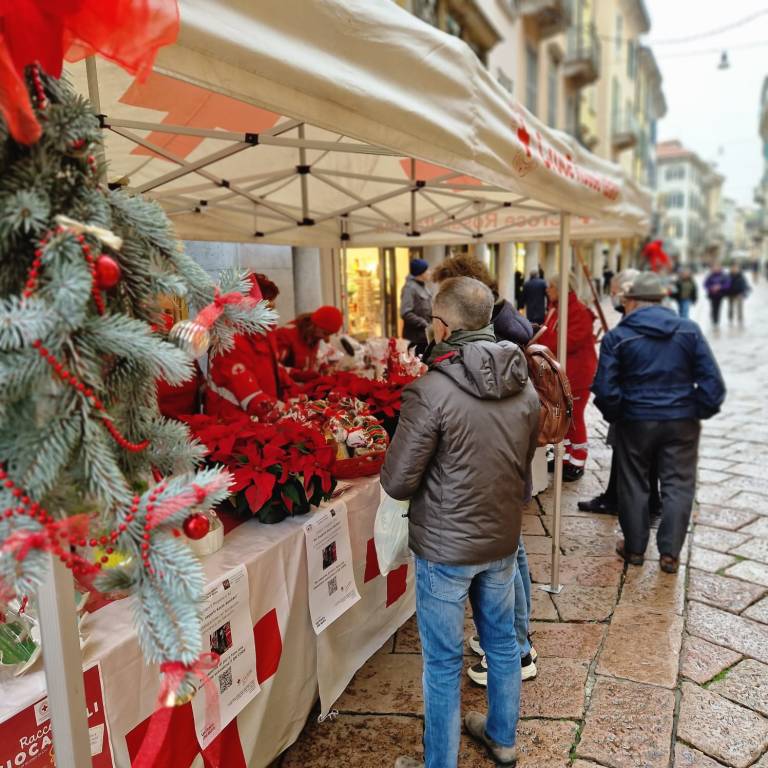 Il mercatino della solidarietà di Croce Rossa