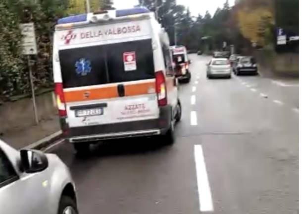 Schianto in via Copelli a Varese, traffico in tilt feriti bambini