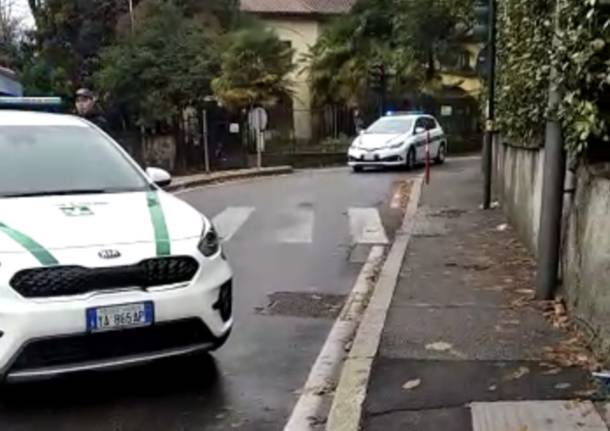 Schianto in via Copelli a Varese, traffico in tilt, feriti bambini