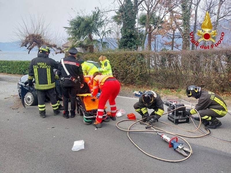 Incidente a Brezzo di Bedero, grave una automobilista