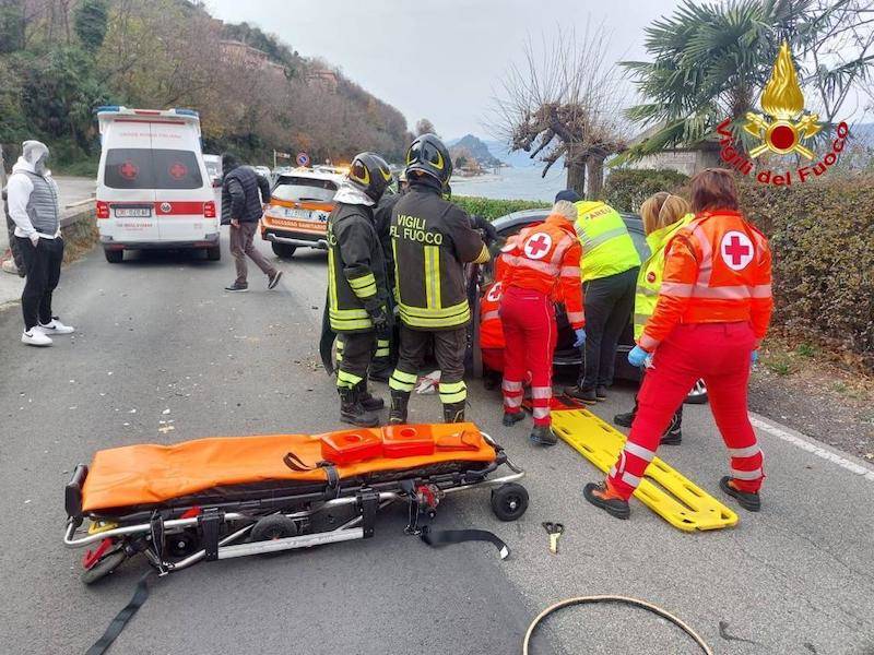 Incidente a Brezzo di Bedero, grave una automobilista