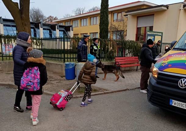 Polizia locale con cane antidroga fuori dalle scuole di Cocquio Trevisago