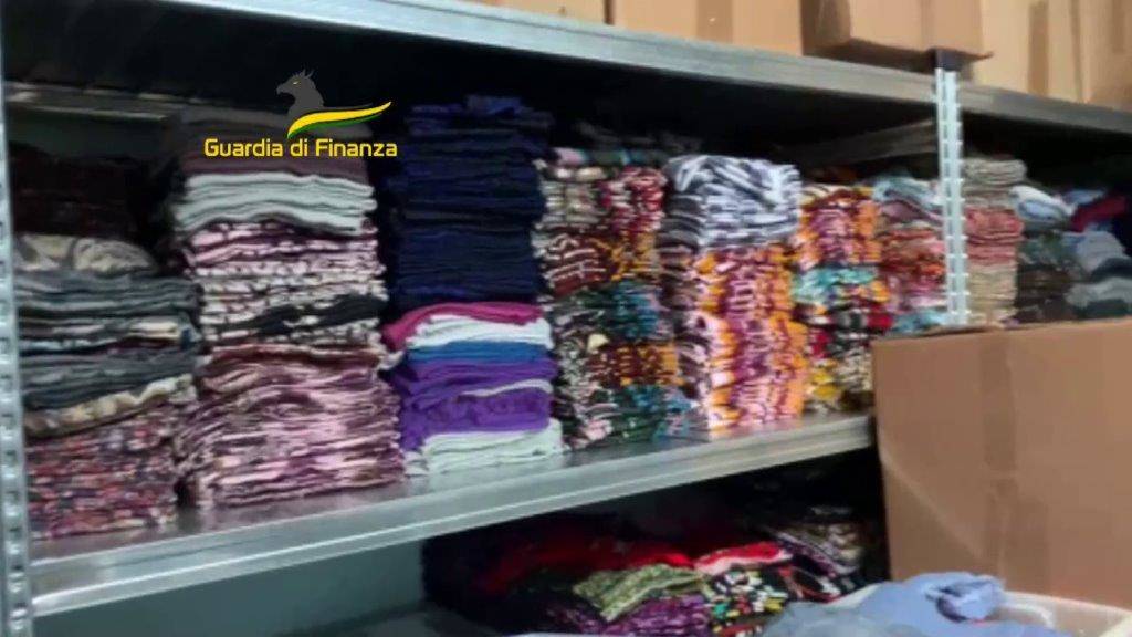 Abbigliamento \"tarocco\": maxisequestro in provincia di Como