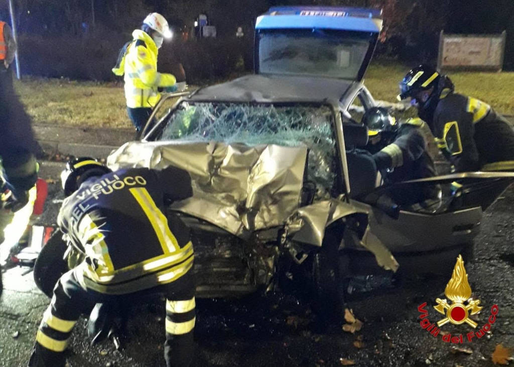 Lo schianto di Cittiglio: l\'auto completamente distrutta sulla quale viaggiavano i ragazzi