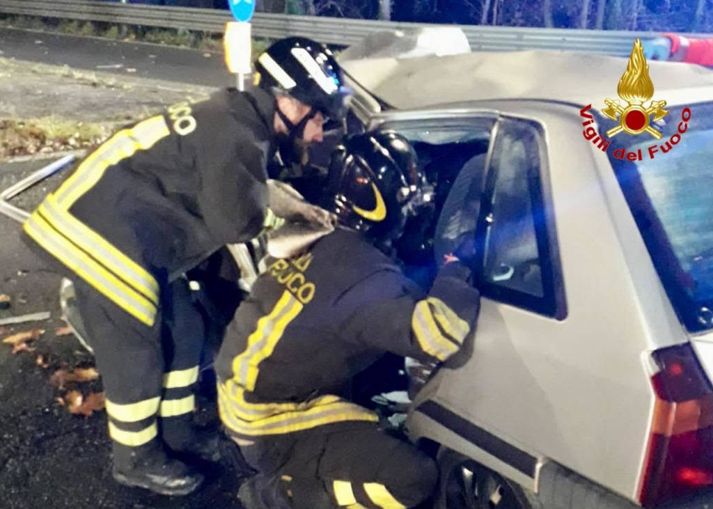 Lo schianto di Cittiglio: l\'auto completamente distrutta sulla quale viaggiavano i ragazzi