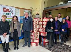 consegna pacchi natalizi dal Lions club Castellanza Malpensa all'assessore Reguzzoni