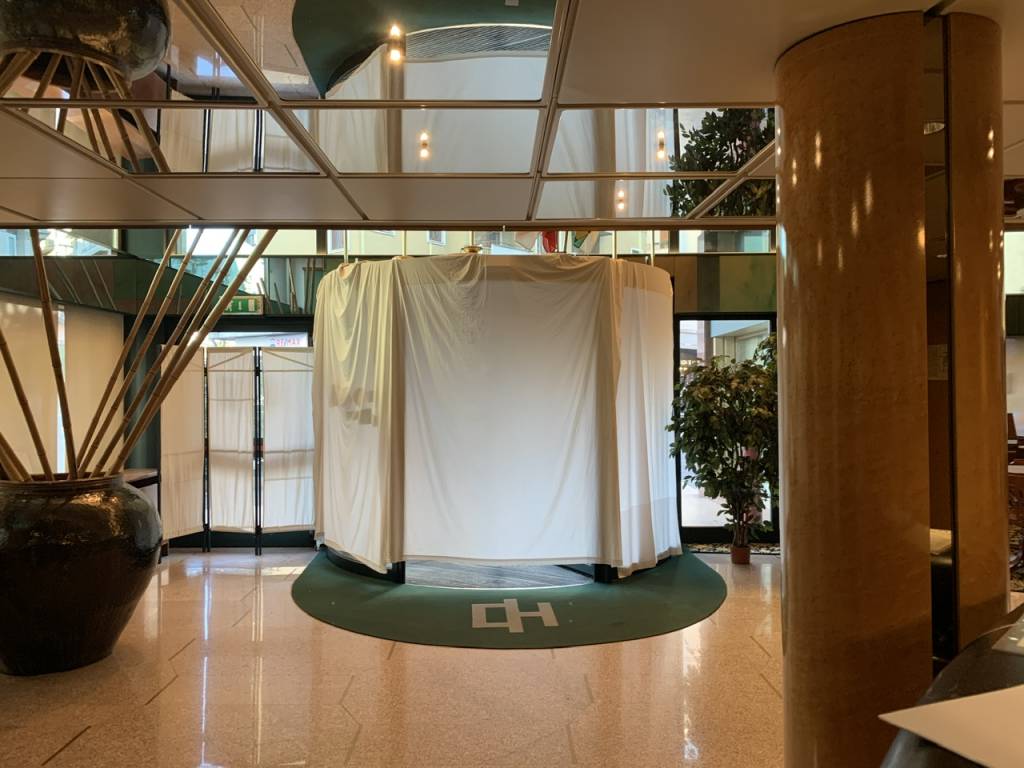 Dentro l’hotel City, fra poco studentato dell’Insubria