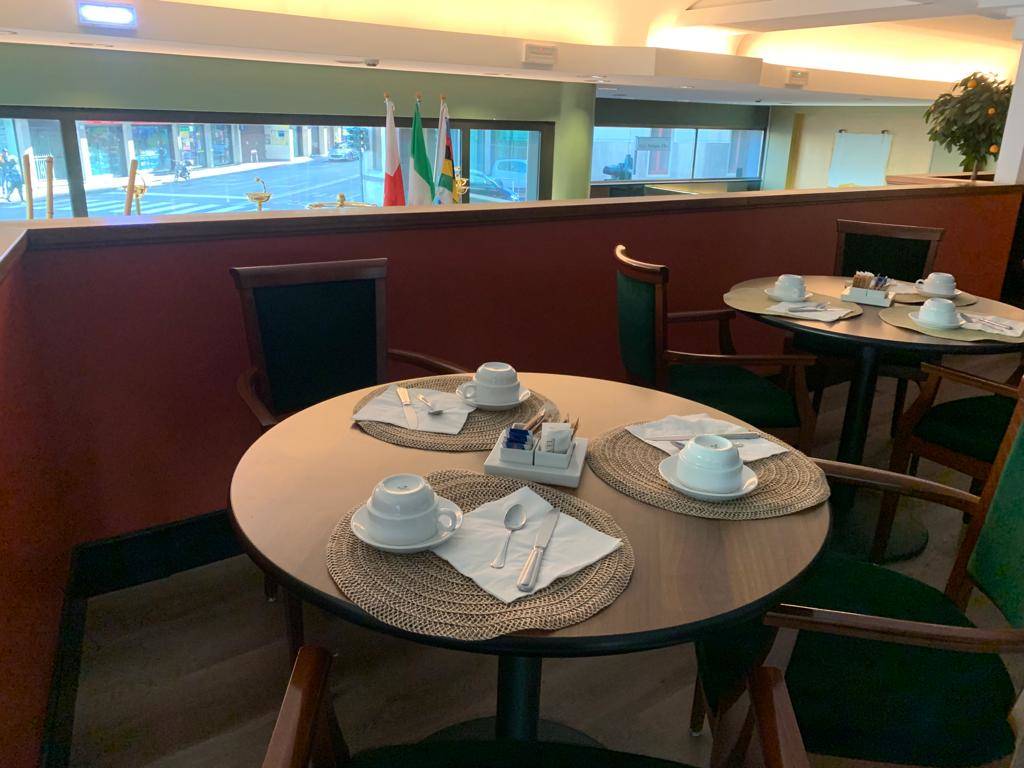 Dentro l’hotel City, fra poco studentato dell’Insubria